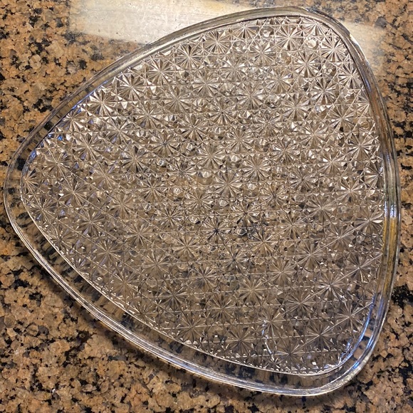 Vtg mid century set of 4 Indiana glass triangle daisy & button luncheon plates - Picture 2 of 9